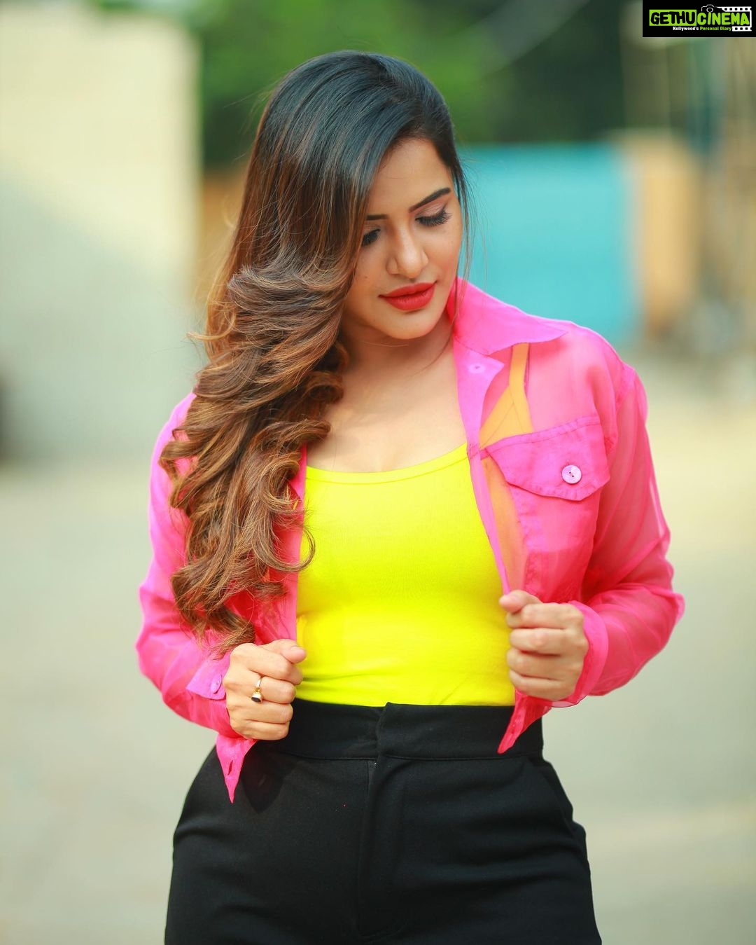 Ashu Reddy Instagram - Neons make me go crazy 😜 🎁🦀👀 #ashureddy @naveen_photography_official 🎥 🥳 #photooftheday #photoeveryday