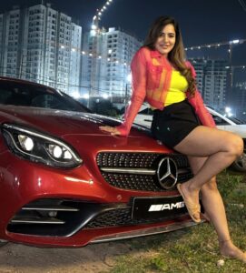 Ashu Reddy Instagram - Hi, new one in the family 🤗♥️ #ashureddy #convertible #amg #mercedesbenz #slc @nallarathanreddy @kp_kabali 👏🏻🦀