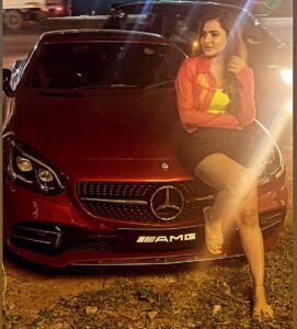 Ashu Reddy Instagram - Hi, new one in the family 🤗♥️ #ashureddy #convertible #amg #mercedesbenz #slc @nallarathanreddy @kp_kabali 👏🏻🦀