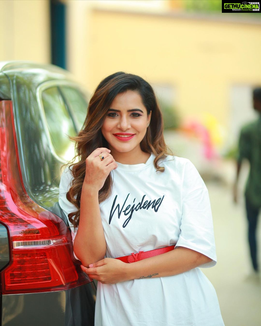 Ashu Reddy Instagram - A calm cloud roars when the time shines 👀 🌧 . #ashureddy @naveen_photography_official ♥️ #photoshoot #styleoftheday 🦀