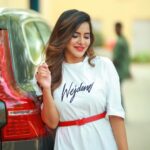 Ashu Reddy Instagram - A calm cloud roars when the time shines 👀 🌧 . #ashureddy @naveen_photography_official ♥️ #photoshoot #styleoftheday 🦀