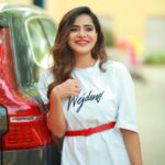 Ashu Reddy Instagram - A calm cloud roars when the time shines 👀 🌧 . #ashureddy @naveen_photography_official ♥️ #photoshoot #styleoftheday 🦀