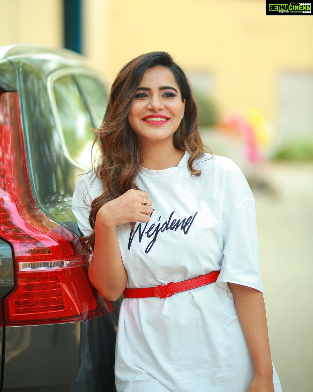 Ashu Reddy Instagram - A calm cloud roars when the time shines 👀 🌧 . #ashureddy @naveen_photography_official ♥️ #photoshoot #styleoftheday 🦀