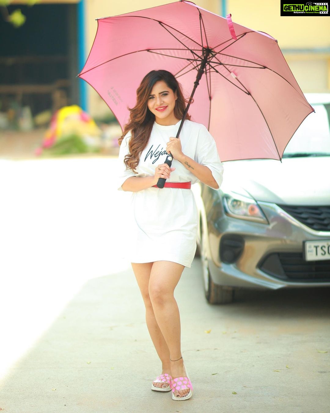 Ashu Reddy Instagram - A calm cloud roars when the time shines 👀 🌧 . #ashureddy @naveen_photography_official ♥️ #photoshoot #styleoftheday 🦀