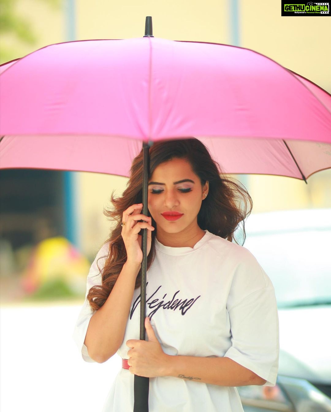 Ashu Reddy Instagram - A calm cloud roars when the time shines 👀 🌧 . #ashureddy @naveen_photography_official ♥️ #photoshoot #styleoftheday 🦀