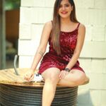 Ashu Reddy Instagram - They asked me to pose like a girl.. swipe right to see howw? 😂♥️☀️ #ashureddy @naveen_photography_official #photoshoot #styleoftheday