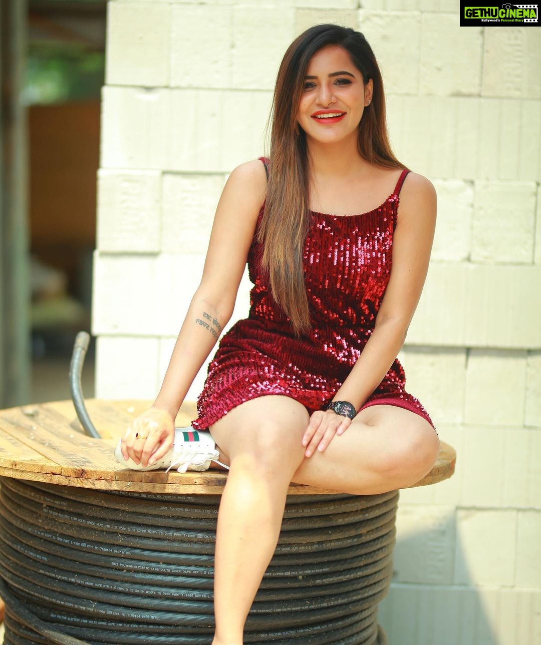 Ashu Reddy Instagram - They asked me to pose like a girl.. swipe right to see howw? 😂♥️☀️ #ashureddy @naveen_photography_official #photoshoot #styleoftheday