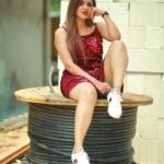 Ashu Reddy Instagram - They asked me to pose like a girl.. swipe right to see howw? 😂♥️☀️ #ashureddy @naveen_photography_official #photoshoot #styleoftheday