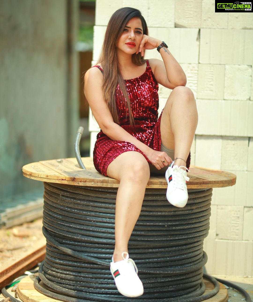 Ashu Reddy Instagram - They asked me to pose like a girl.. swipe right to see howw? 😂♥️☀️ #ashureddy @naveen_photography_official #photoshoot #styleoftheday