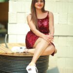 Ashu Reddy Instagram - They asked me to pose like a girl.. swipe right to see howw? 😂♥️☀️ #ashureddy @naveen_photography_official #photoshoot #styleoftheday