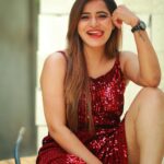 Ashu Reddy Instagram - They asked me to pose like a girl.. swipe right to see howw? 😂♥️☀️ #ashureddy @naveen_photography_official #photoshoot #styleoftheday