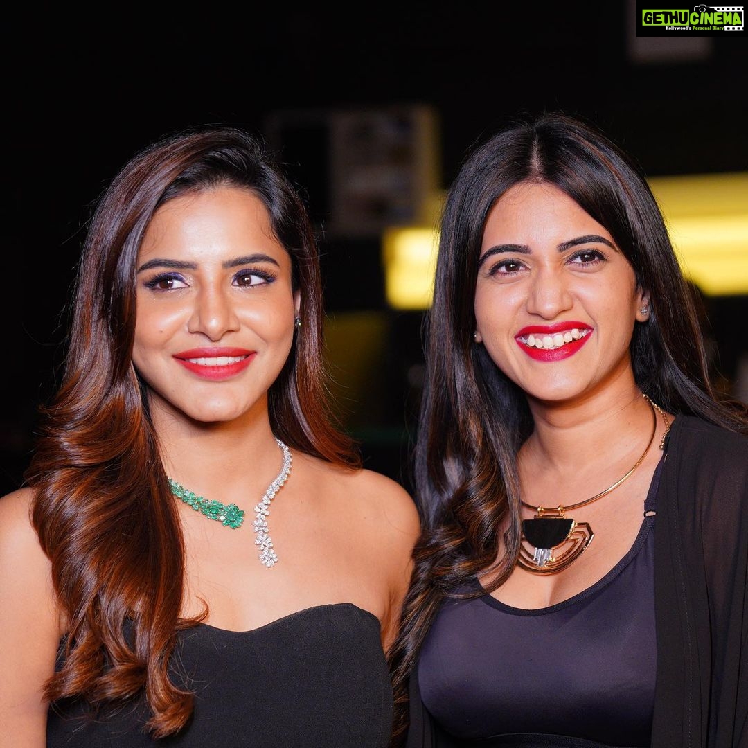 Ashu Reddy Instagram - My birthday celebrations video is now live on my YouTube channel. Watch it and enjoy ☺️♥️ LINK IN MY BIO 🍀🥳 #ashureddy #birthdaycelebrations #2022 #gratitude