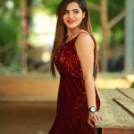 Ashu Reddy Instagram - They asked me to pose like a girl.. swipe right to see howw? 😂♥️☀️ #ashureddy @naveen_photography_official #photoshoot #styleoftheday