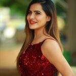 Ashu Reddy Instagram - They asked me to pose like a girl.. swipe right to see howw? 😂♥️☀️ #ashureddy @naveen_photography_official #photoshoot #styleoftheday