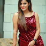 Ashu Reddy Instagram - They asked me to pose like a girl.. swipe right to see howw? 😂♥️☀️ #ashureddy @naveen_photography_official #photoshoot #styleoftheday