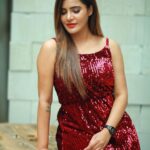 Ashu Reddy Instagram - They asked me to pose like a girl.. swipe right to see howw? 😂♥️☀️ #ashureddy @naveen_photography_official #photoshoot #styleoftheday
