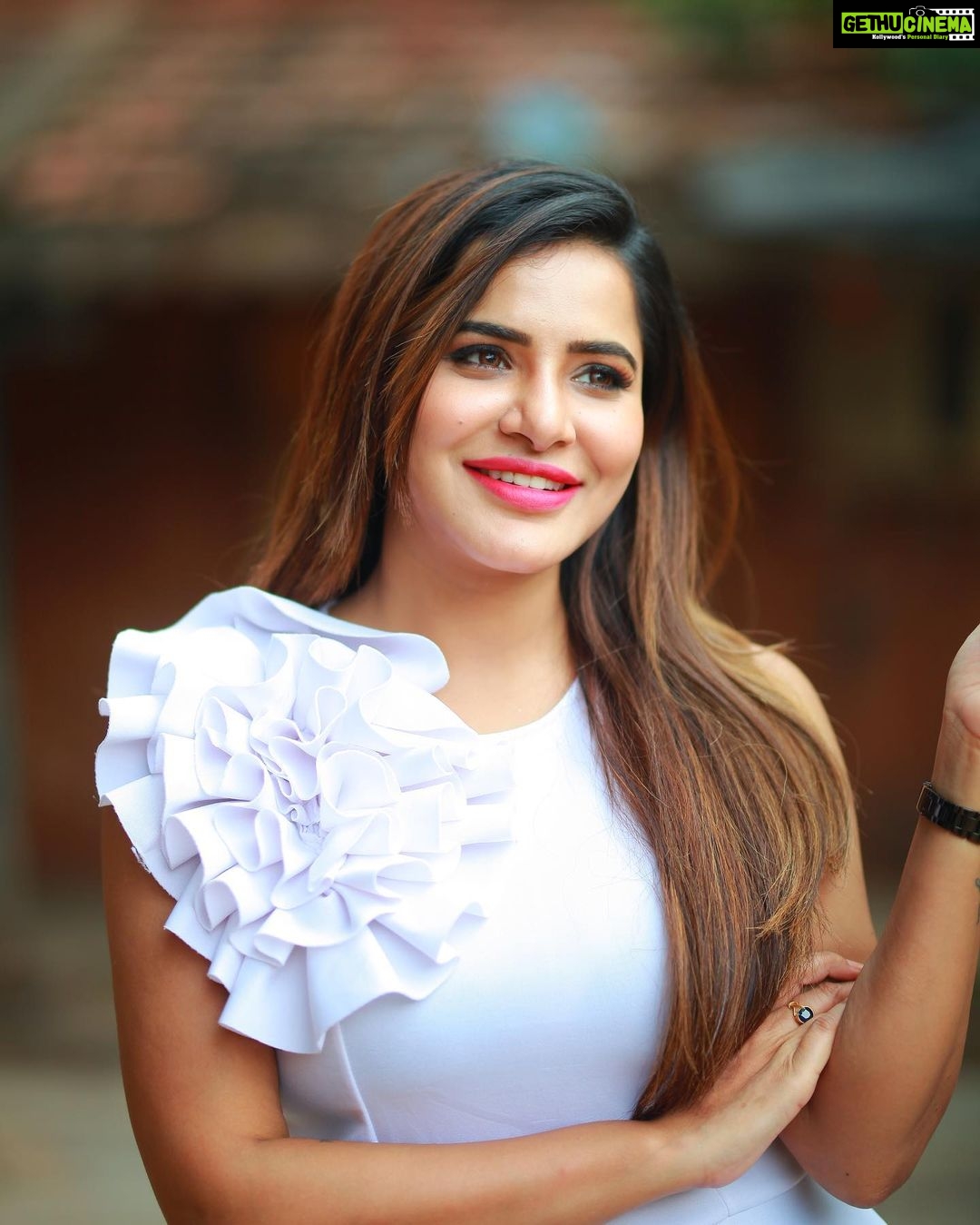 Ashu Reddy Instagram - Double tap see the magic 😂♥️ #ashureddy #photoshoot @naveen_photography_official 🎥 #styleoftheday