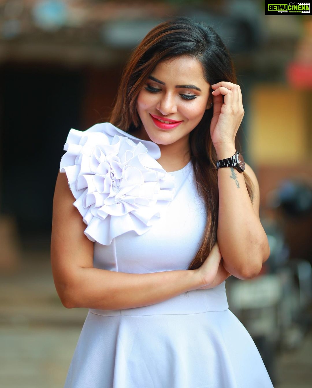Ashu Reddy Instagram - Double tap see the magic 😂♥️ #ashureddy #photoshoot @naveen_photography_official 🎥 #styleoftheday