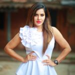 Ashu Reddy Instagram - Double tap see the magic 😂♥️ #ashureddy #photoshoot @naveen_photography_official 🎥 #styleoftheday