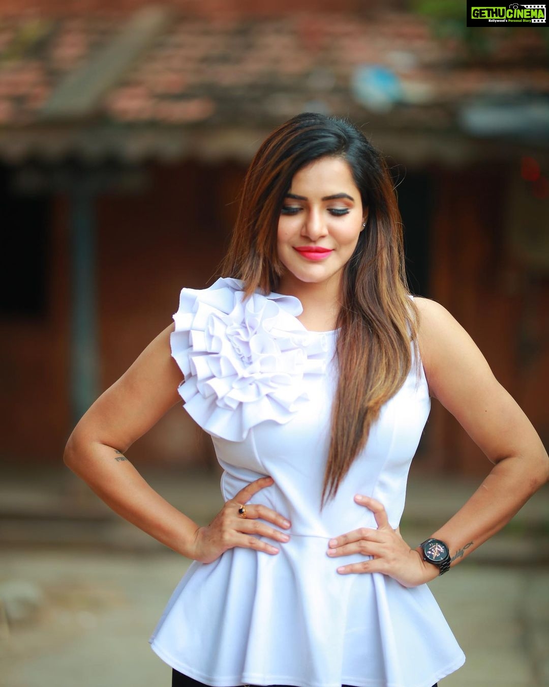 Ashu Reddy Instagram - Double tap see the magic 😂♥️ #ashureddy #photoshoot @naveen_photography_official 🎥 #styleoftheday
