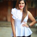 Ashu Reddy Instagram - Double tap see the magic 😂♥️ #ashureddy #photoshoot @naveen_photography_official 🎥 #styleoftheday