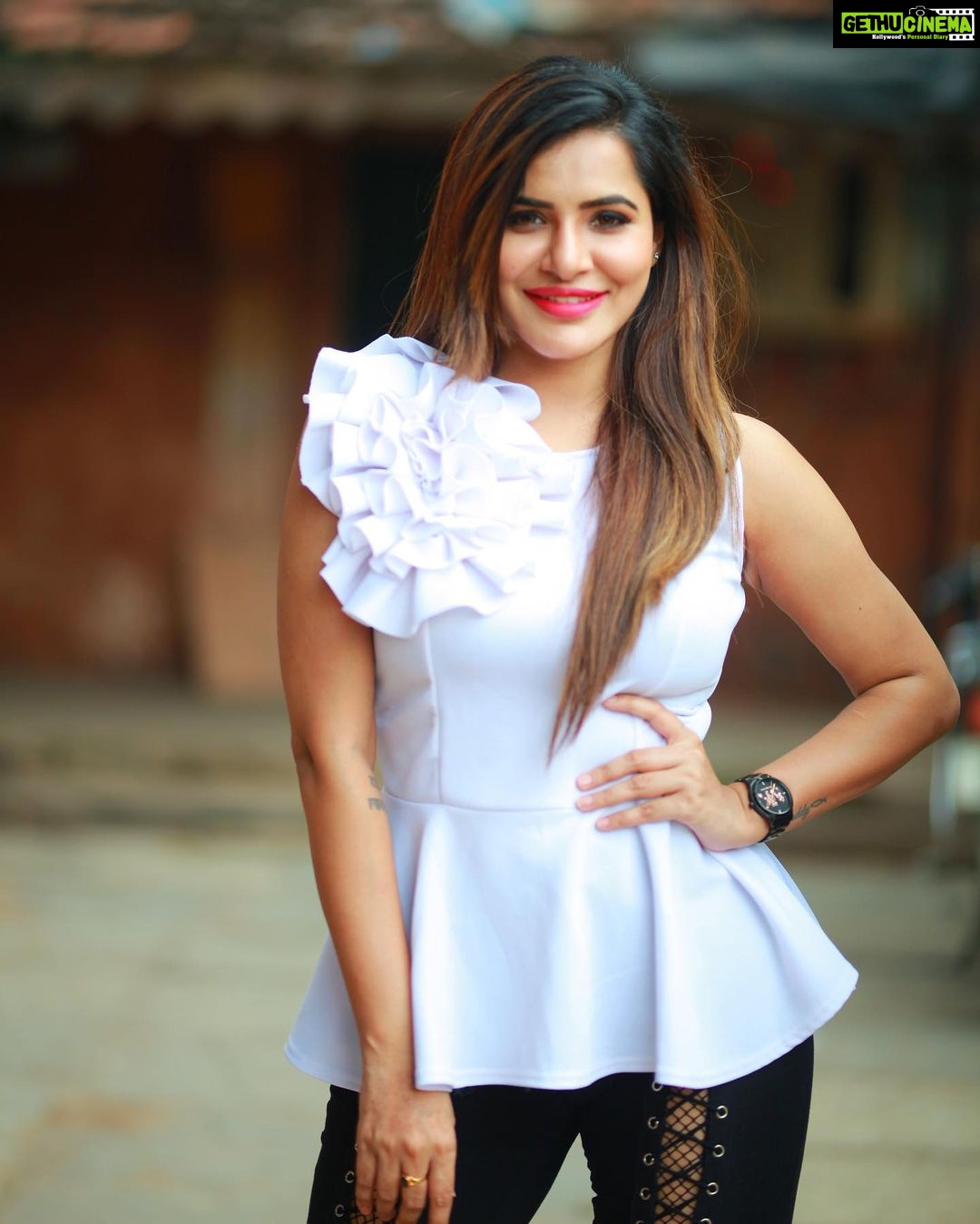 Ashu Reddy Instagram - Double tap see the magic 😂♥️ #ashureddy #photoshoot @naveen_photography_official 🎥 #styleoftheday