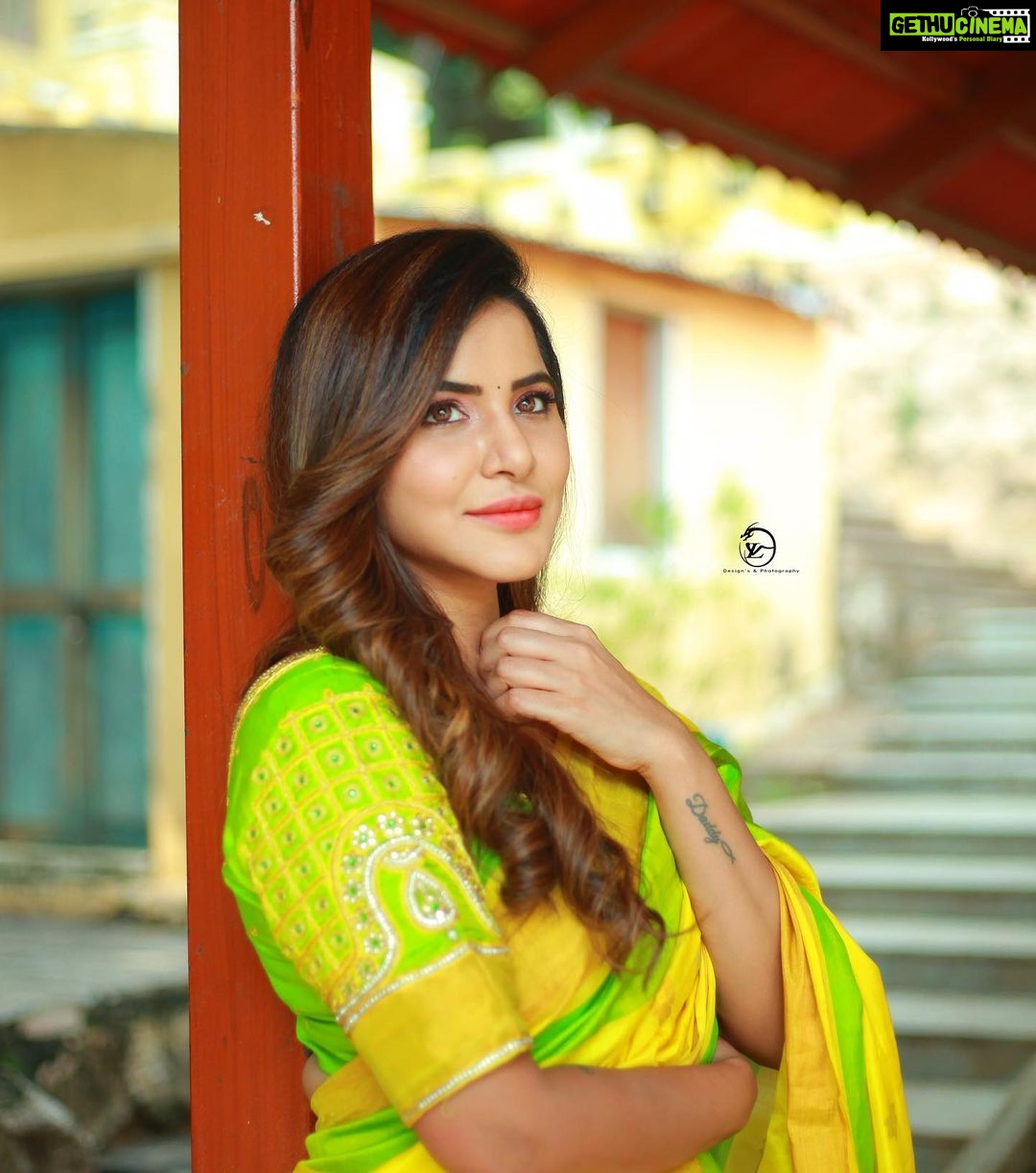 Ashu Reddy Instagram - Never loved sarees so much until today♥️♥️ #ashureddy @naveen_photography_official 🥳