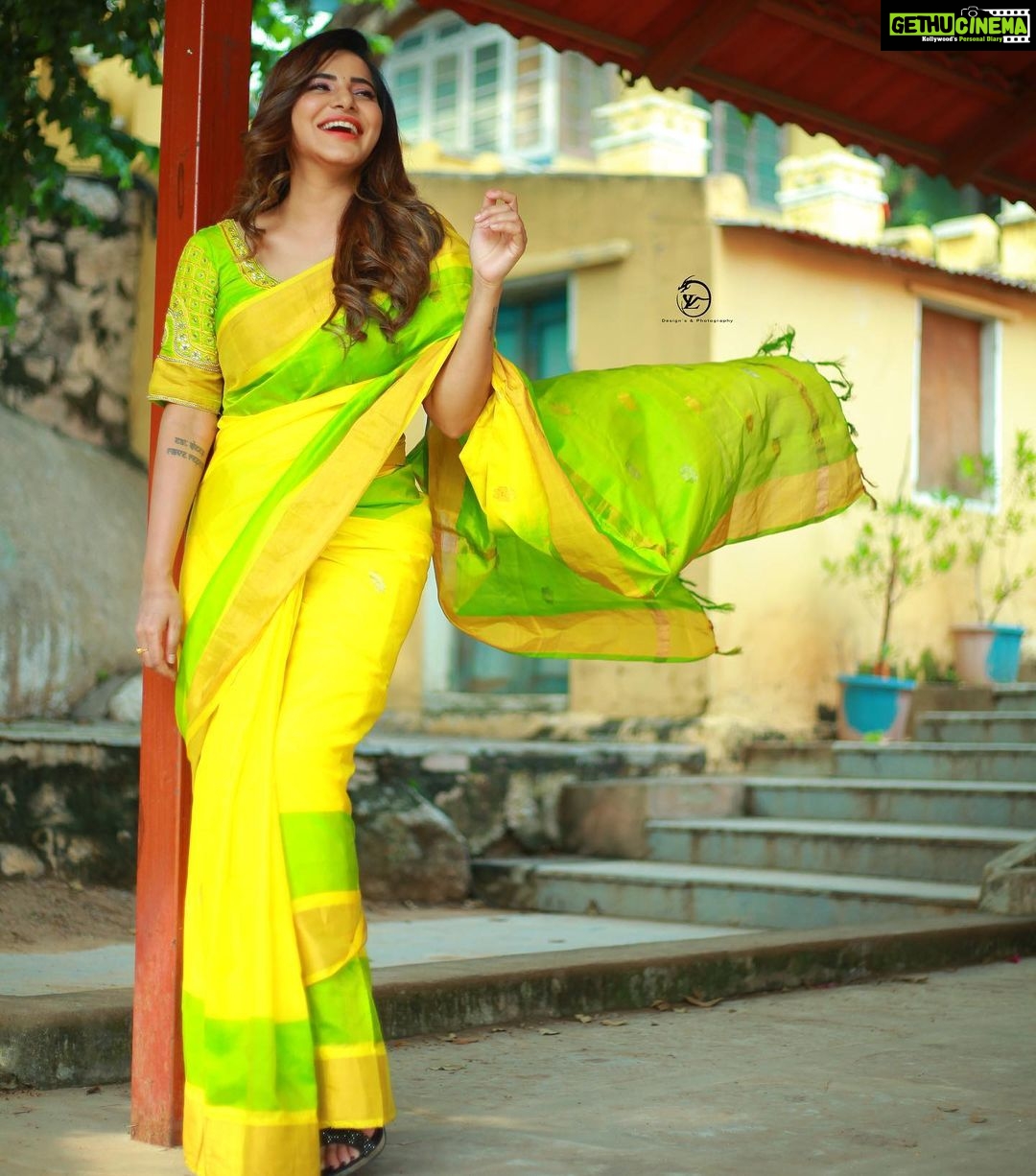 Ashu Reddy Instagram - Never loved sarees so much until today♥️♥️ #ashureddy @naveen_photography_official 🥳