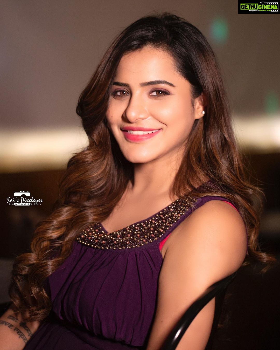Ashu Reddy Instagram - Hiiee, you stole my heart.. plis give it back ♥️ #ashureddy #lovefeels #shooting #vizag 💕☀️ @sai_pixeleyesphotography @hairstylistravi