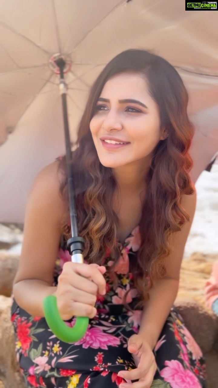 Ashu Reddy Instagram - Entirely #shotoniphone #cinematicmode ♥️ .. Shooting under 28 degrees is not fun, but what's more fun is filming with the best people who can never pose😛😂 #ashureddy #newsong #comingsoon @vijayvikranth23 #albumsongs #vizagbeach @hairstylistravi ♥️ #nofilterneeded
