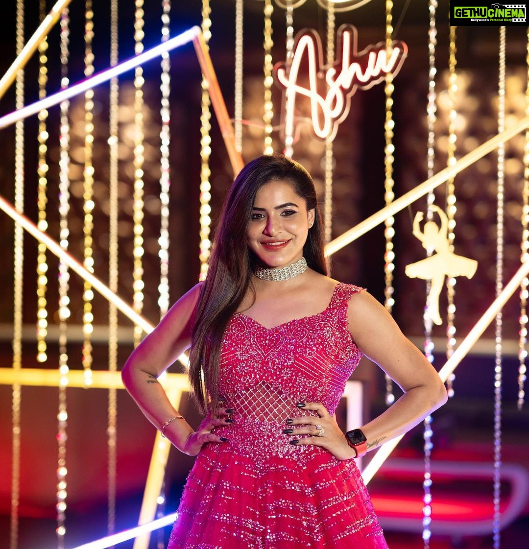 Ashu Reddy Instagram - Thank you for making my birthday special ❤️🎁 Couldn't thank @block22club enough!! Such an amazing people and amazing night 💕 MORE PICTURES COMING SOON..!! #bestclubintown #block22 #ashureddy BLOCK 22