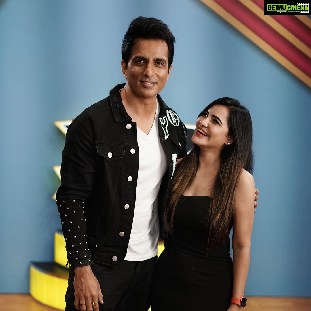Ashu Reddy Instagram - Shooting with Mr. Cool and Golden heart @sonu_sood for @officialjoshapp @joshapp.telugu 💕⭐️ #ashureddy #sonusood #josh