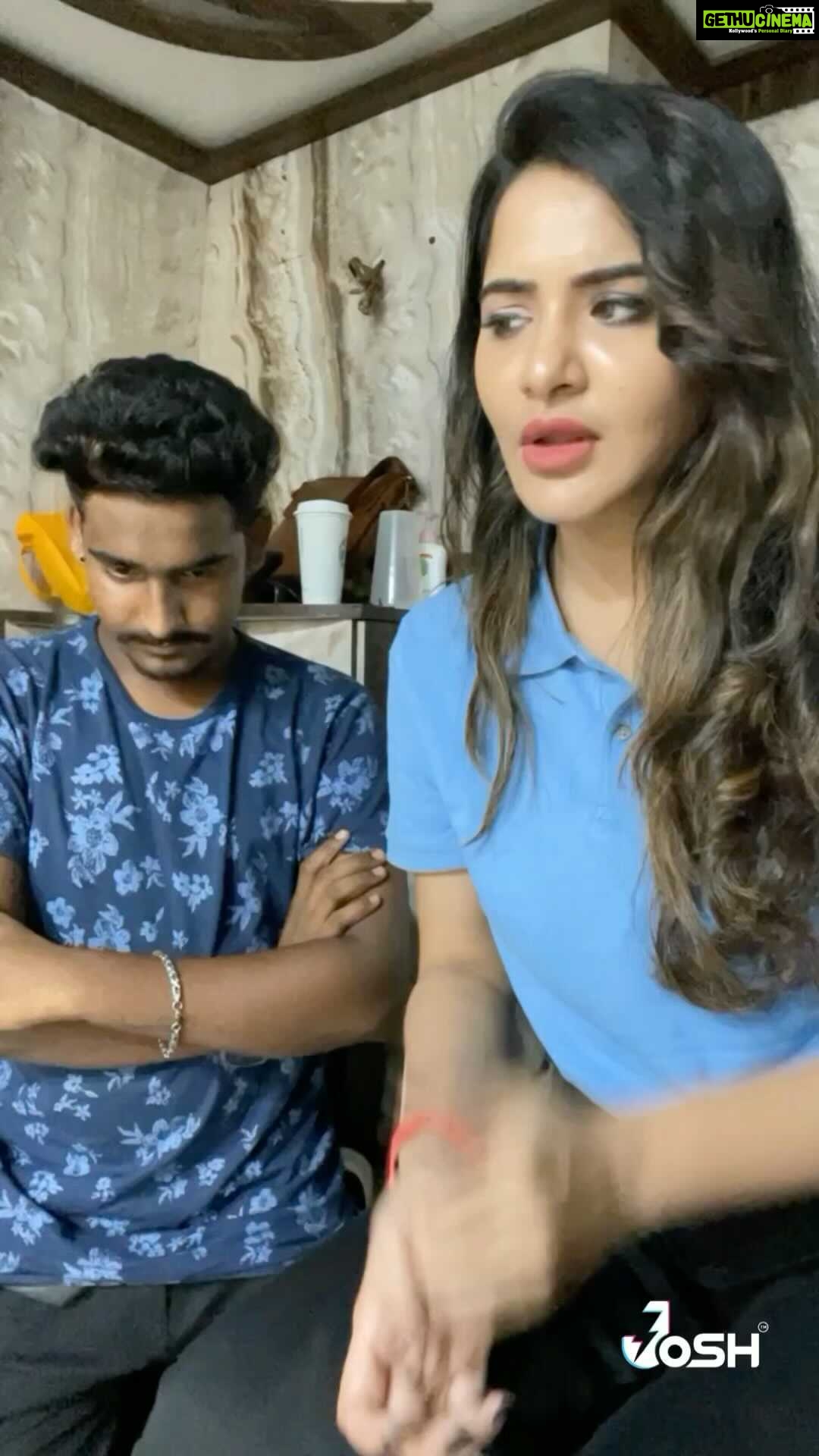 Ashu Reddy Instagram - Naralu dance adutunaya 😂😂 @saikiran5331 #funny #reels #ashureddy @joshapp.telugu @officialjoshapp