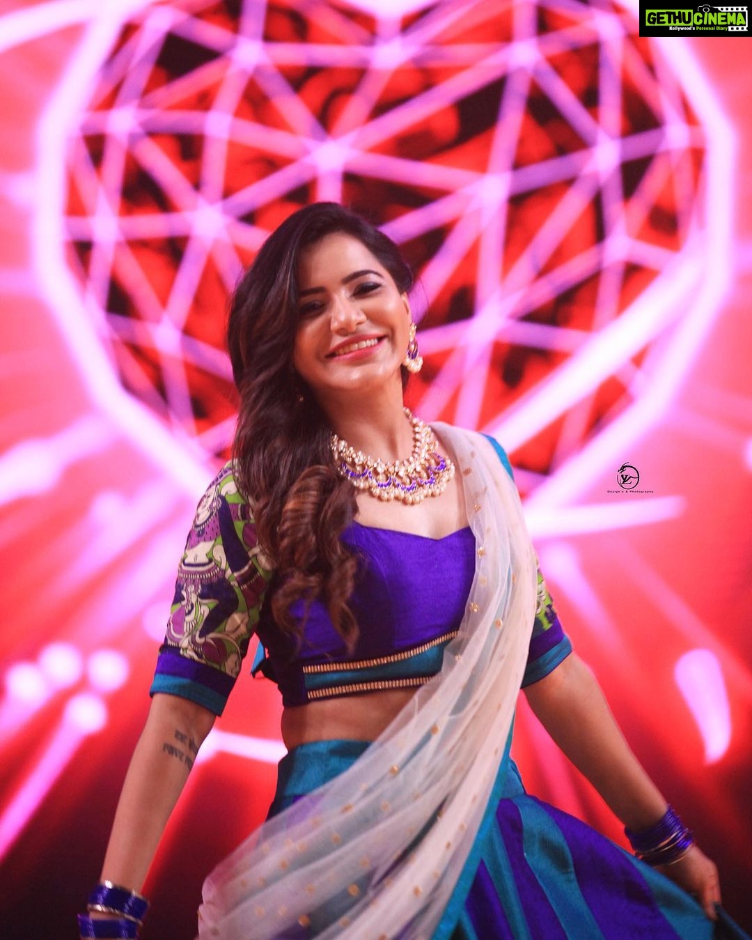 Ashu Reddy Instagram - Smile with your heart ❤️ #ashureddy @argalacouture9 @petalsbyswathi @naveen_photography_official @joshapp.telugu @officialjoshapp