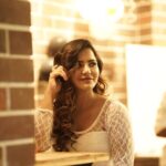 Ashu Reddy Instagram - I love you and you have to love me anthey..!! 😛♥️ #ashureddy @cafooze_vizag @hairstylistravi @_jayanth_photography