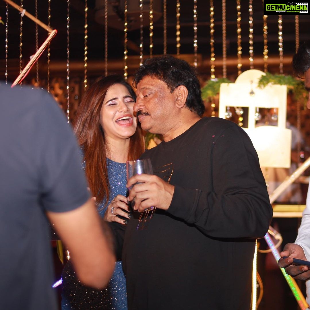 Ashu Reddy Instagram - Gratitude and respect doubles as we meet right people in life..!!♥️ @rgvzoomin @block22club #mybirthday2021 #ashureddy #ashuboldrgv #rgv #rgvthuglife 😊❤️ @naveen_photography_official @acasaevents @24framesphotography_official BLOCK 22