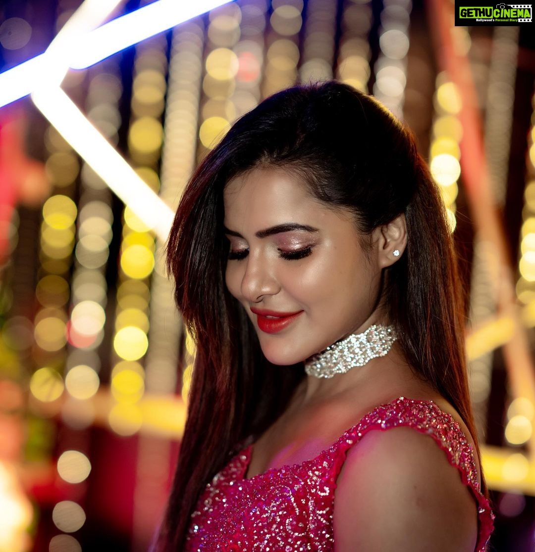 Ashu Reddy Instagram - Thank you for making my birthday special ❤️🎁 Couldn't thank @block22club enough!! Such an amazing people and amazing night 💕 MORE PICTURES COMING SOON..!! #bestclubintown #block22 #ashureddy BLOCK 22