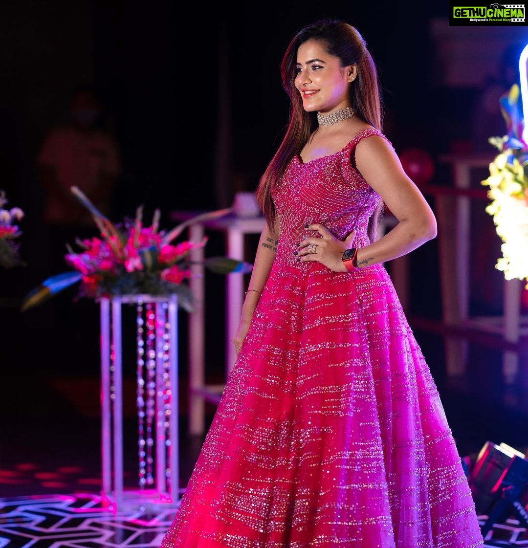 Ashu Reddy Instagram - Thank you for making my birthday special ❤️🎁 Couldn't thank @block22club enough!! Such an amazing people and amazing night 💕 MORE PICTURES COMING SOON..!! #bestclubintown #block22 #ashureddy BLOCK 22