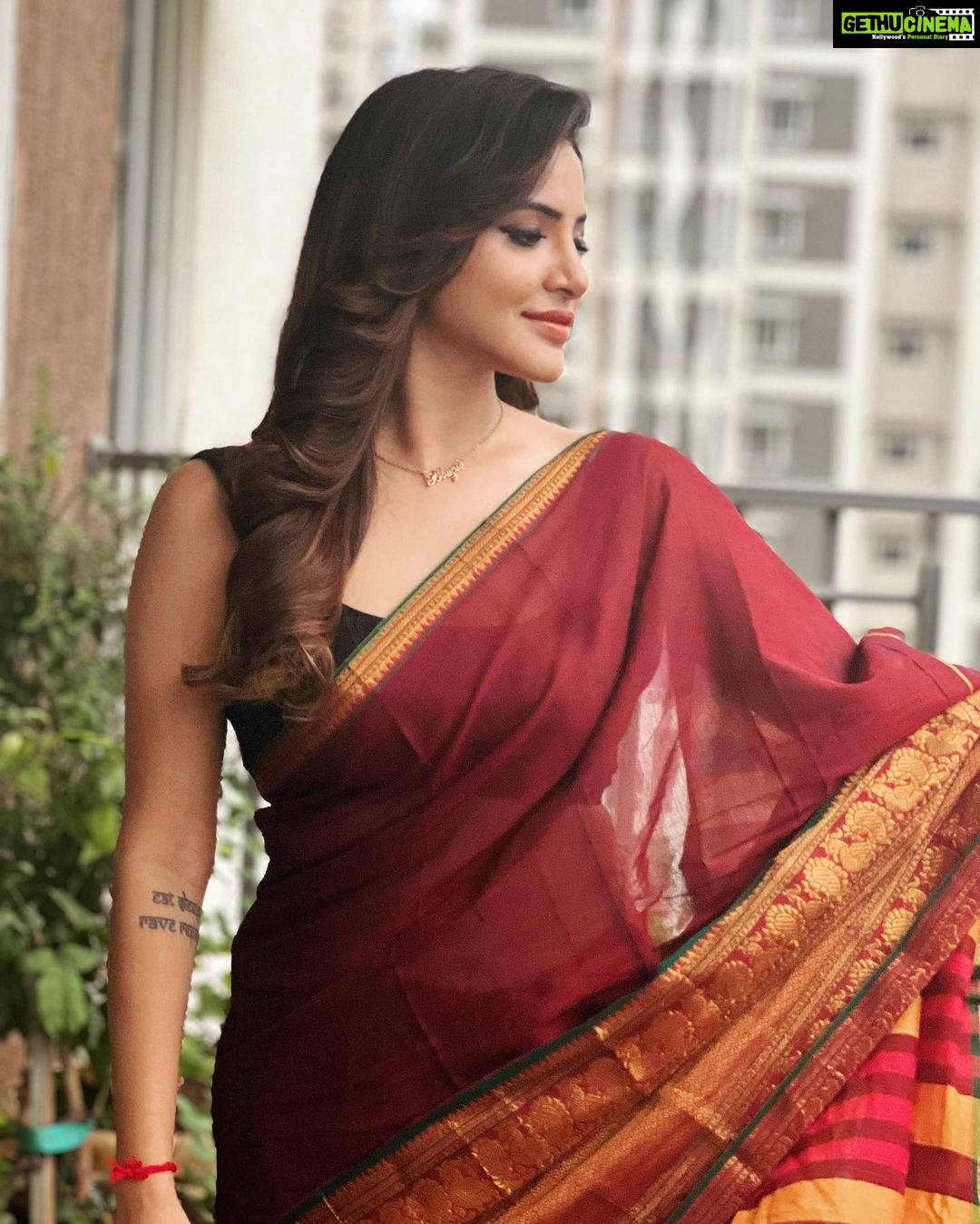 Ashu Reddy Instagram - Simple and boujie ☺️♥️ #ashureddy #sareestyle #feelingdesi #1000rupeesSaree @pattusareeswholesale ☀️