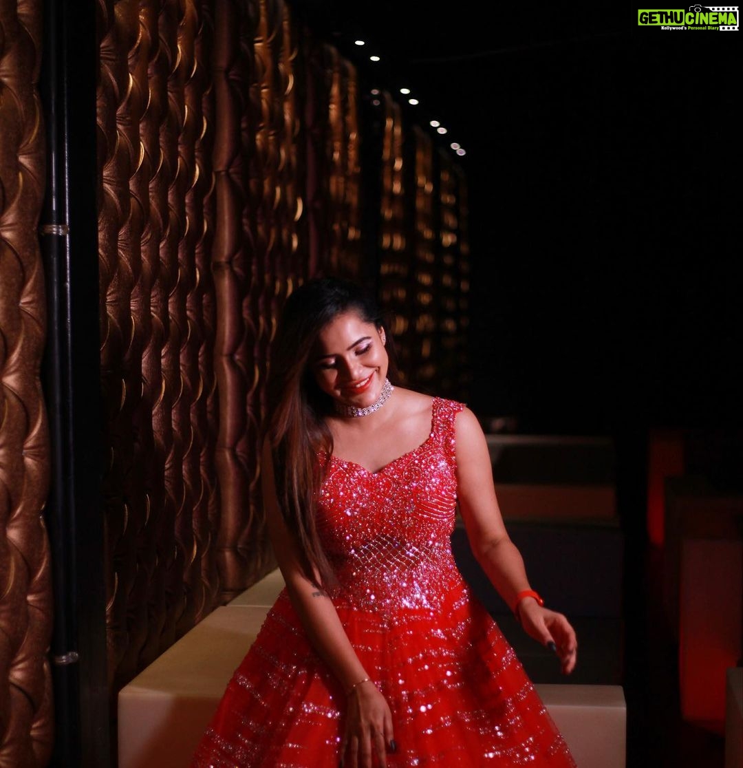 Ashu Reddy Instagram - Thank you for making my birthday special ❤️🎁 Couldn't thank @block22club enough!! Such an amazing people and amazing night 💕 MORE PICTURES COMING SOON..!! #bestclubintown #block22 #ashureddy BLOCK 22