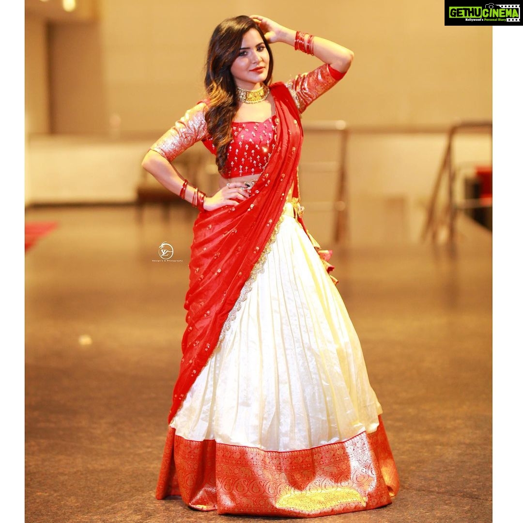 Ashu Reddy Instagram - VinayakChavithi..!♥️🎊 Watch PandagePandaga on @starmaa #ashureddy #festivevibes @argalacouture9 @petalsbyswathi @naveen_photography_official