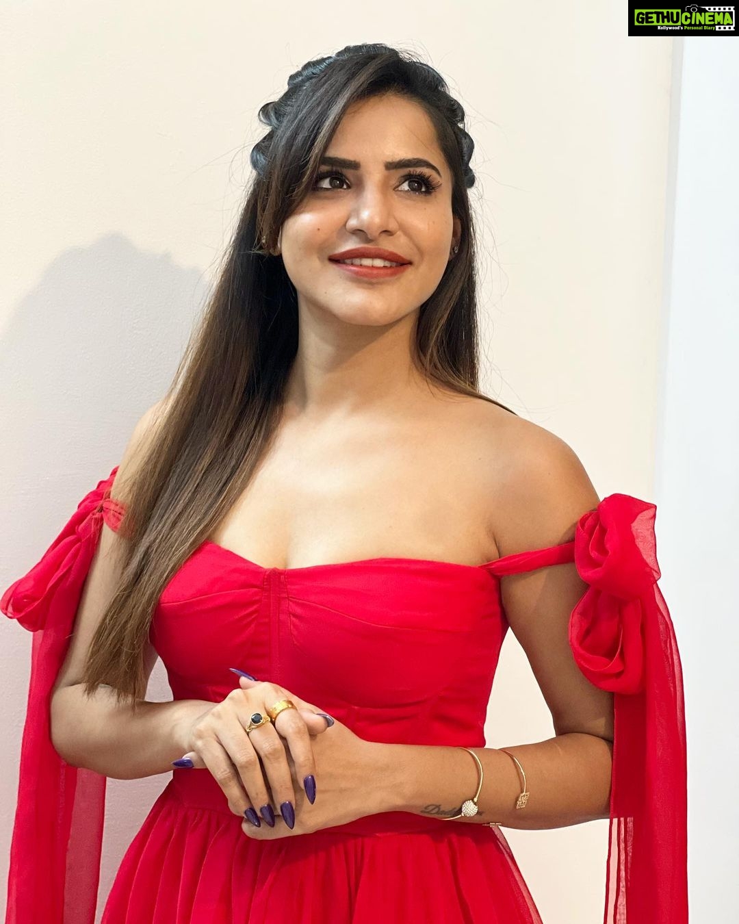 Ashu Reddy Instagram - Red wine 🍷 #ashureddy #reddress❤️