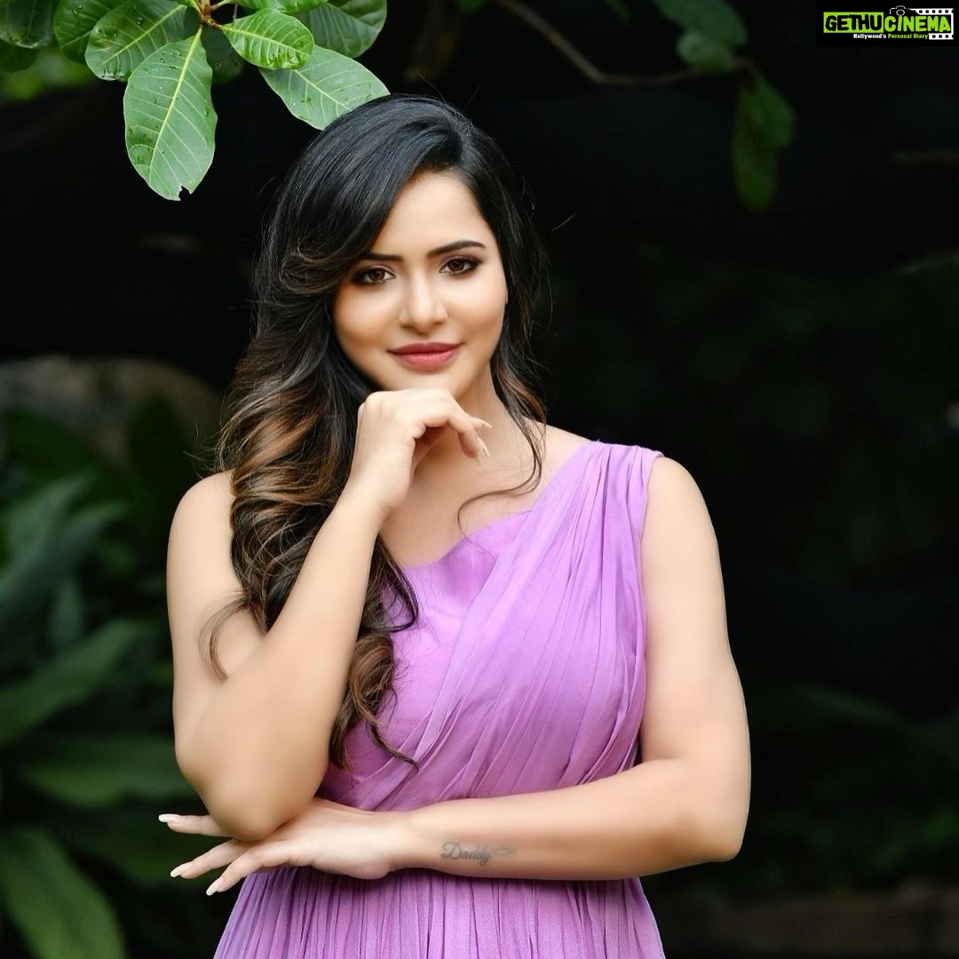 Ashu Reddy Instagram - Birthday month 💕 #feelingmyself #randomthoughts @nyrabynikhilareddy #ashureddy @impriyankasahajananda @hairstylistravi @arvind_ayal
