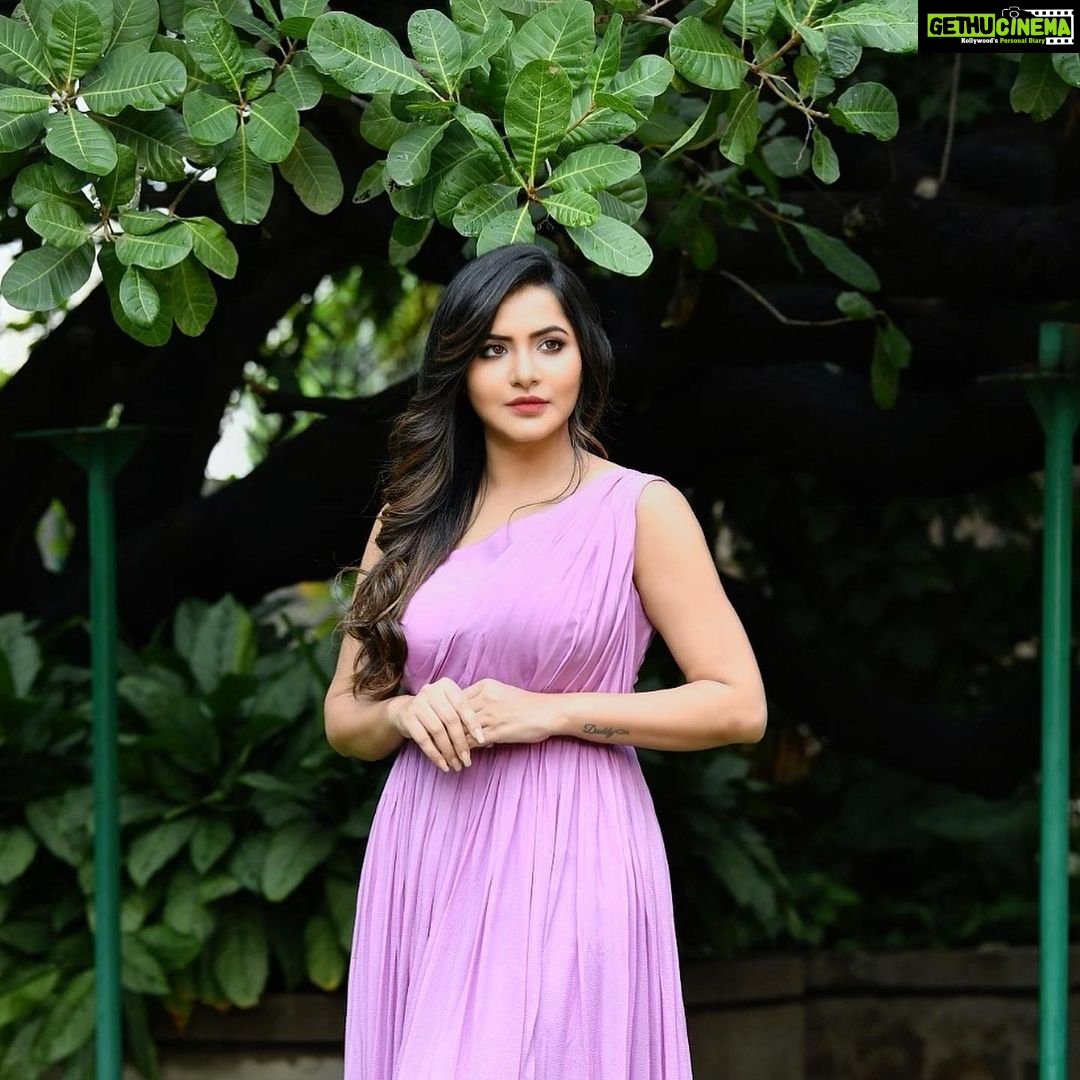 Ashu Reddy Instagram - Birthday month 💕 #feelingmyself #randomthoughts @nyrabynikhilareddy #ashureddy @impriyankasahajananda @hairstylistravi @arvind_ayal
