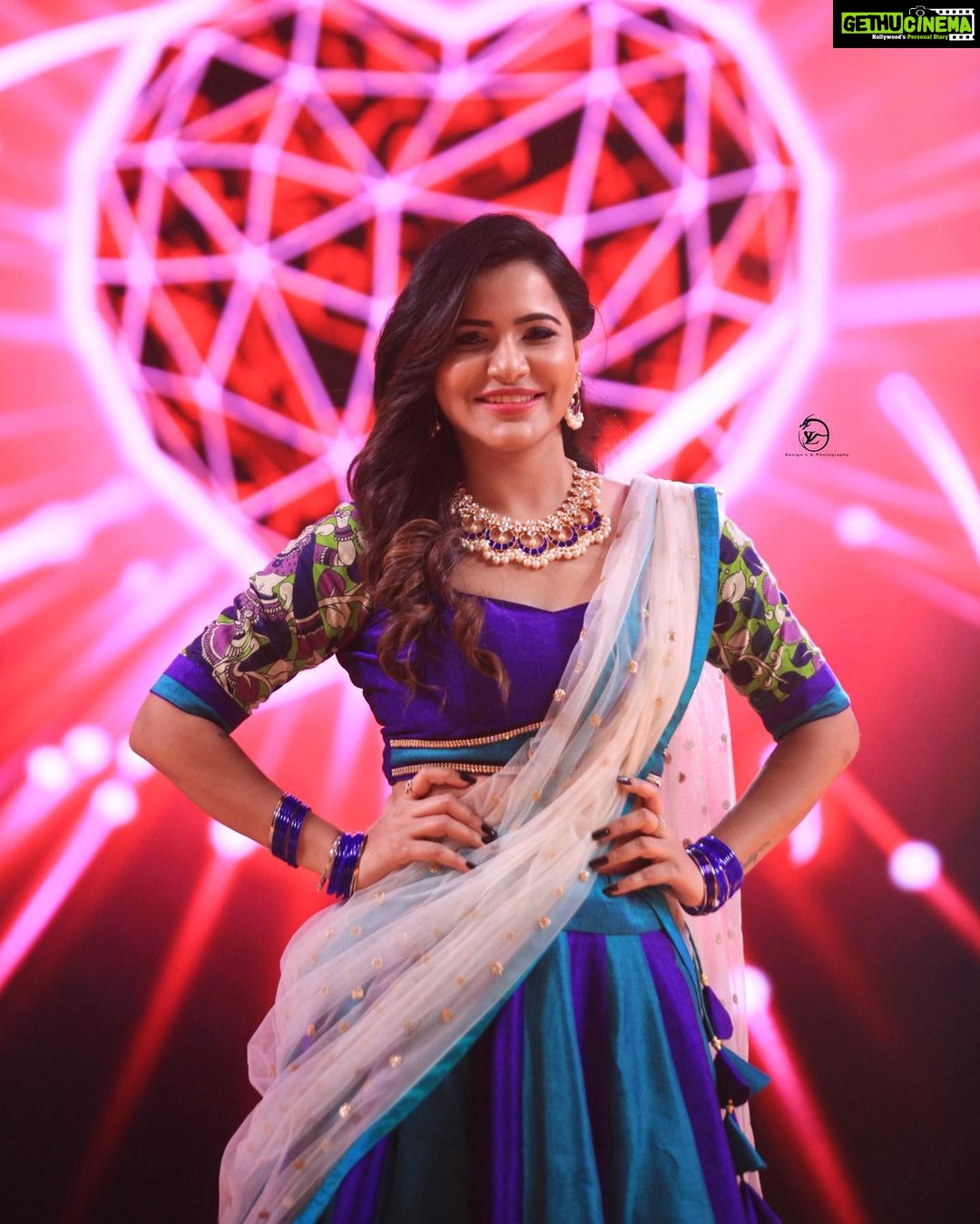Ashu Reddy Instagram - Smile with your heart ❤️ #ashureddy @argalacouture9 @petalsbyswathi @naveen_photography_official @joshapp.telugu @officialjoshapp