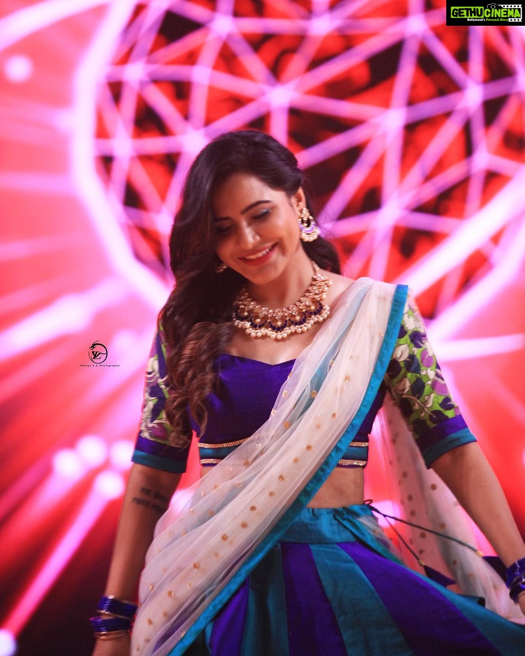 Ashu Reddy Instagram - Smile with your heart ❤️ #ashureddy @argalacouture9 @petalsbyswathi @naveen_photography_official @joshapp.telugu @officialjoshapp