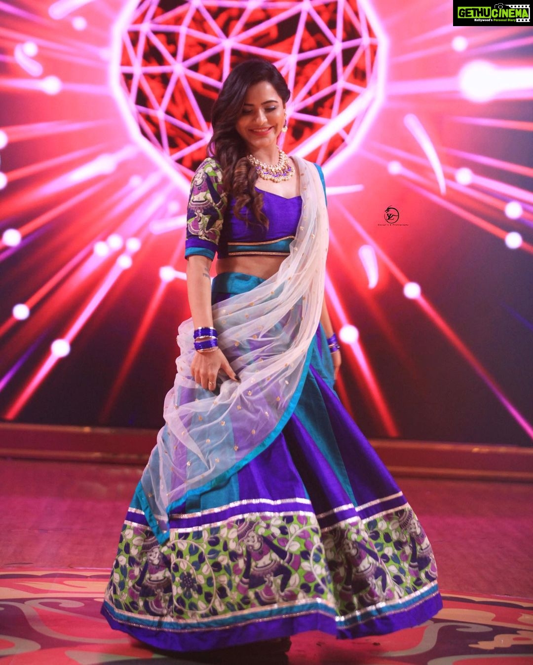 Ashu Reddy Instagram - Smile with your heart ❤️ #ashureddy @argalacouture9 @petalsbyswathi @naveen_photography_official @joshapp.telugu @officialjoshapp