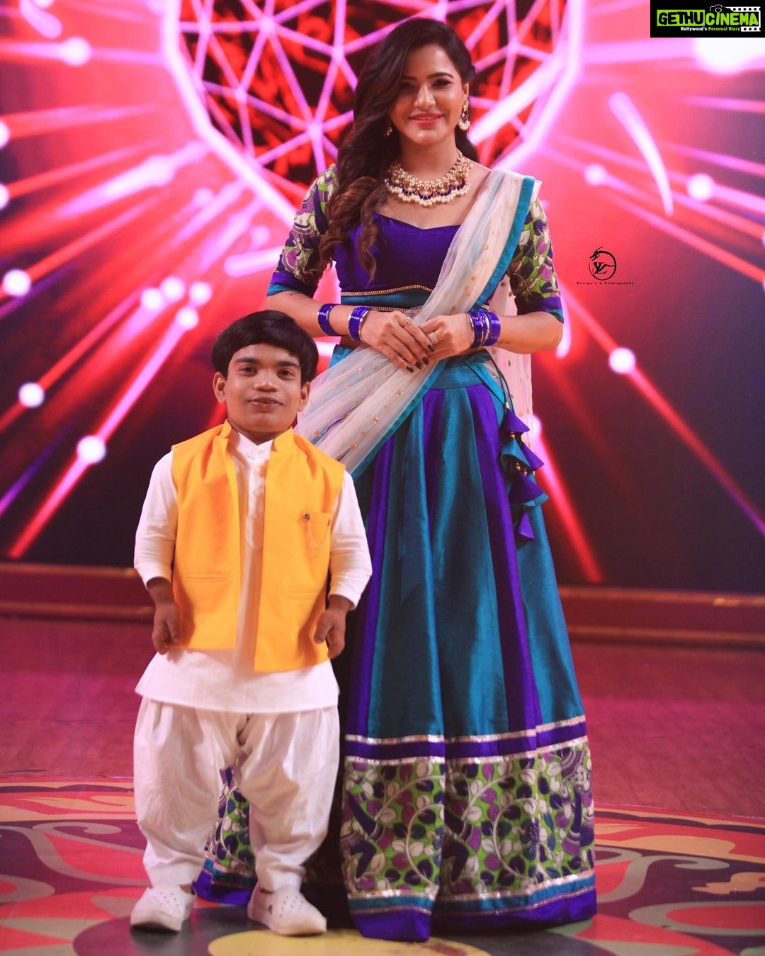 Ashu Reddy Instagram - Smile with your heart ❤️ #ashureddy @argalacouture9 @petalsbyswathi @naveen_photography_official @joshapp.telugu @officialjoshapp