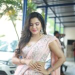 Ashu Reddy Instagram - Vinayaka Chaviti 🌹 episode coming soon, watch Happy Days only on ETV plus 6:30 PM. #ashureddy #anchorravi_offl @hairstylistravi @mithra.couture Make up by ME♥️