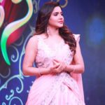 Ashu Reddy Instagram - Vinayaka Chaviti 🌹 episode coming soon, watch Happy Days only on ETV plus 6:30 PM. #ashureddy #anchorravi_offl @hairstylistravi @mithra.couture Make up by ME♥️